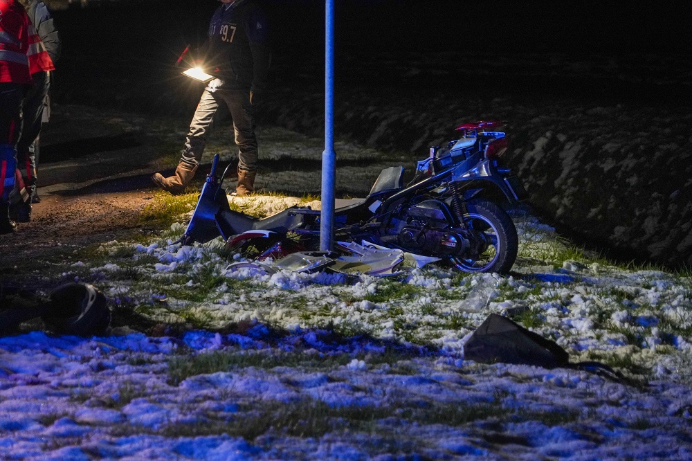 Scooter zwaar beschadigd na botsing tegen verkeersbord