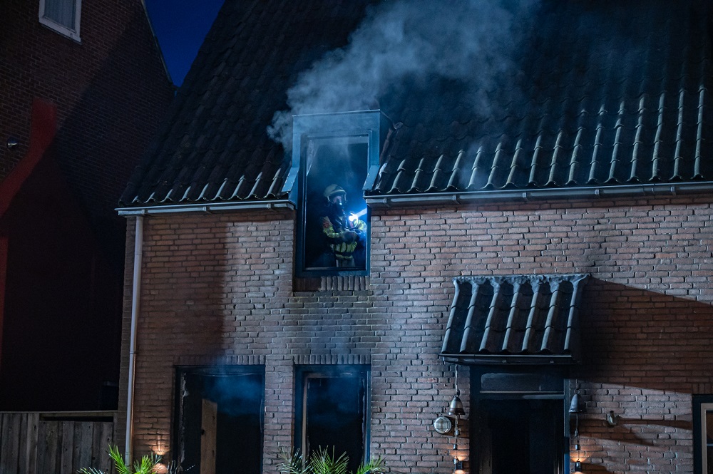 Uitslaande brand legt woning in de as