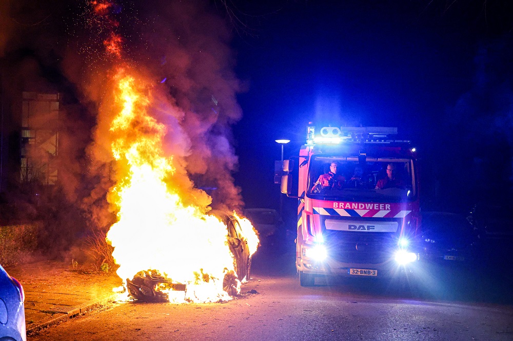 Auto volledig uitgebrand, oorzaak onbekend