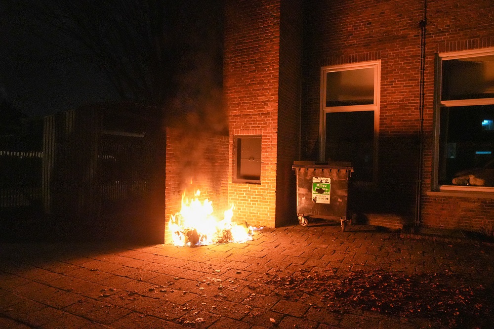 Container vliegt in brand bij kinderopvang