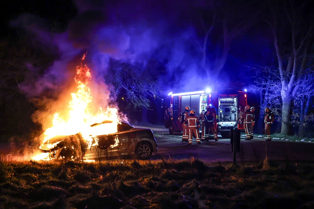 Auto brandt volledig uit op oprit van woning
