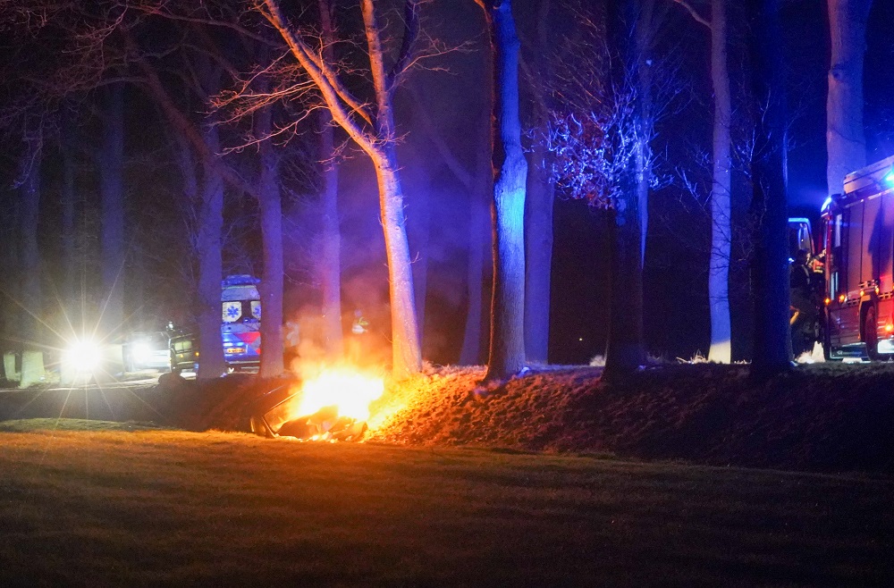 Auto raakt van de weg en vliegt in brand, bestuurder gewond