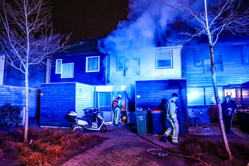 Zwaargewonde bij woningbrand, traumahelikopter geland