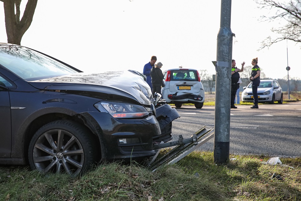 Veel blikschade door ongeval, geen gewonden