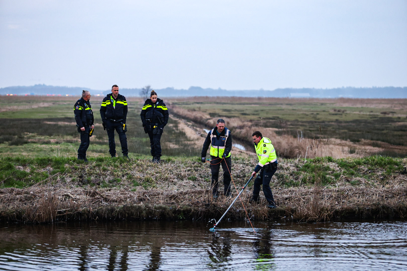Zoektocht in kanaal, onduidelijk wat er gezocht wordt