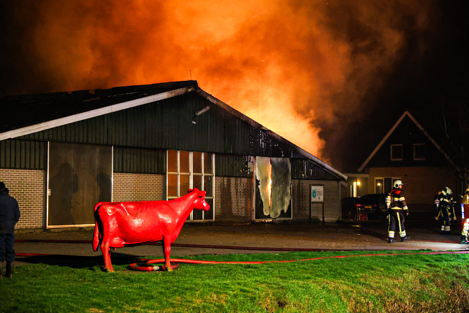 Grote uitslaande brand in stal bij boerderij