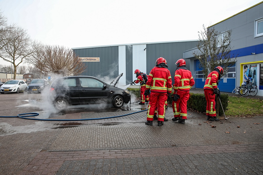 Auto vliegt in brand voor groothandel van automaterialen