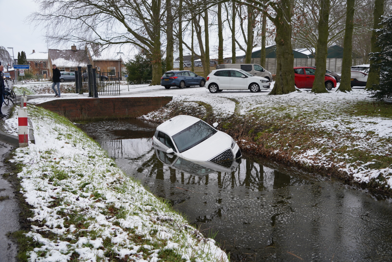 Auto raakt te water tijdens rouwstoet