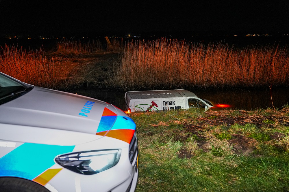 Bestelbus belandt in sloot en verdwijnt bijna onder water