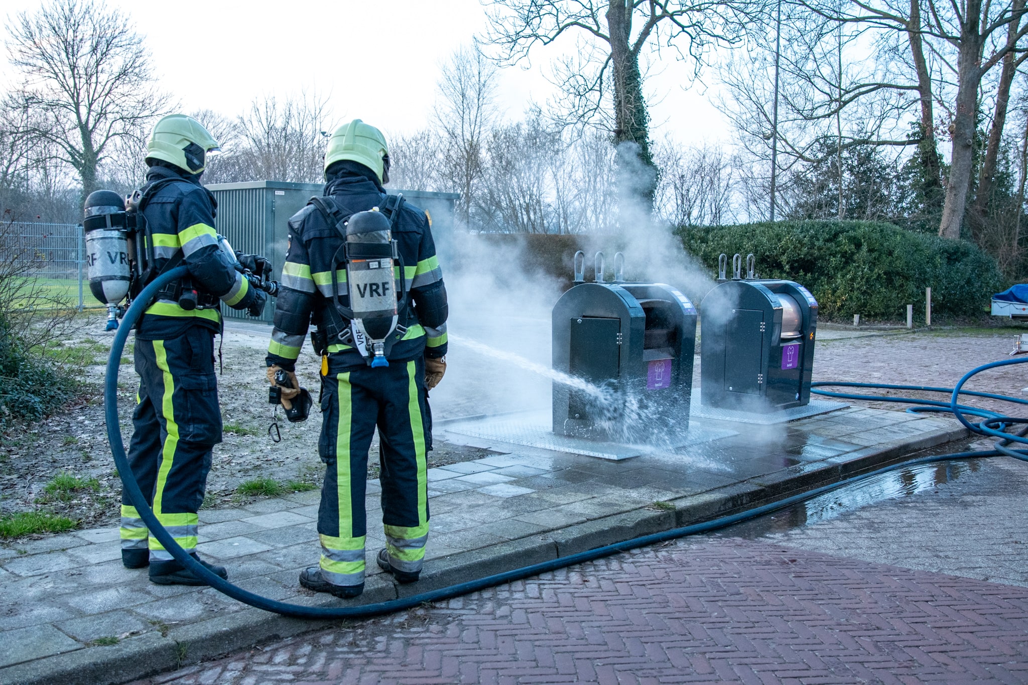 Brandweer rukt uit voor brand in kledingcontainer