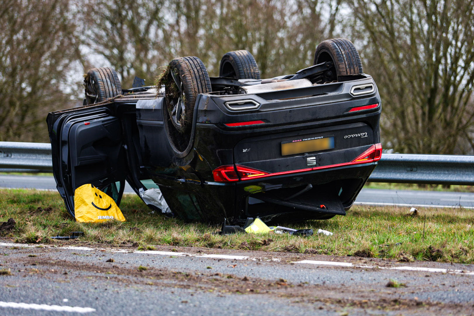Auto over de kop geslagen, hulpdiensten met spoed ter plaatse