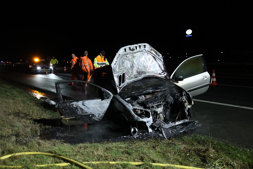 Auto vliegt in brand op snelweg, inzittenden met schrik vrij