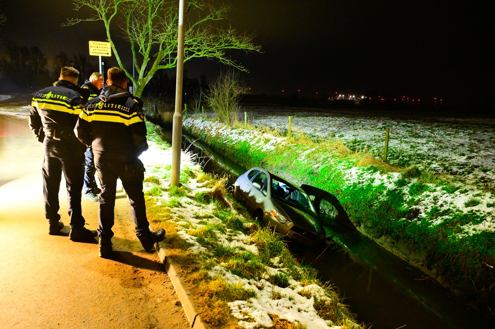 Auto belandt in sloot na negeren stopteken