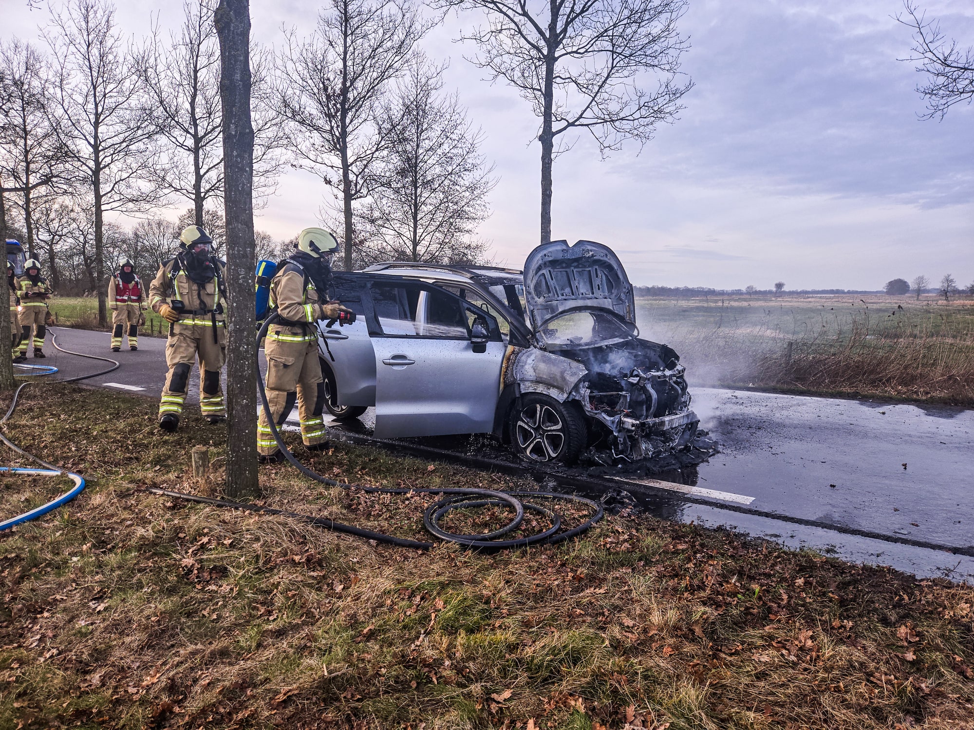 Auto vliegt al rijdend in brand