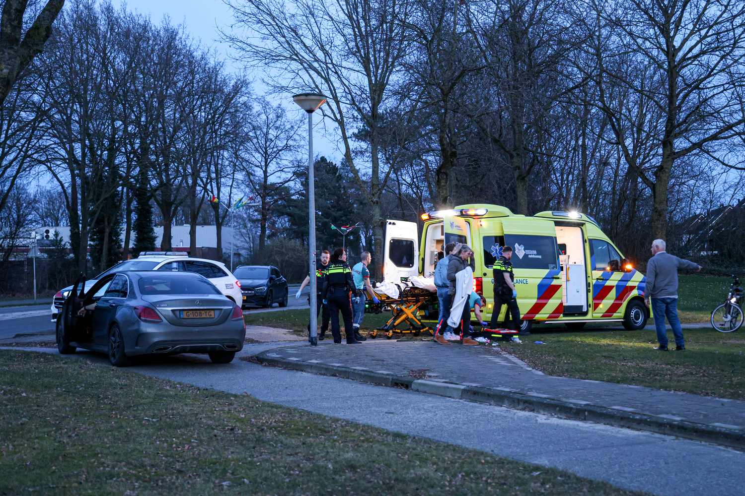 Man gewond nadat hij mogelijk onwel raakt op de fiets