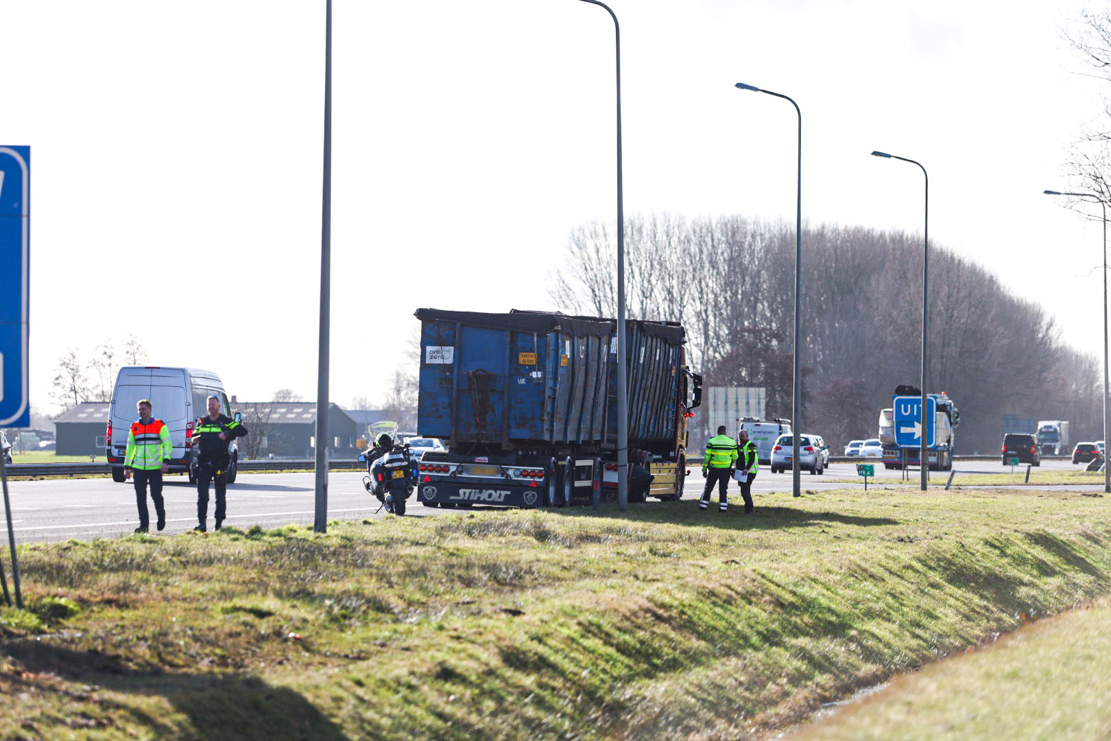 Vrachtwagen gestrand, oprit naar tankstation afgesloten