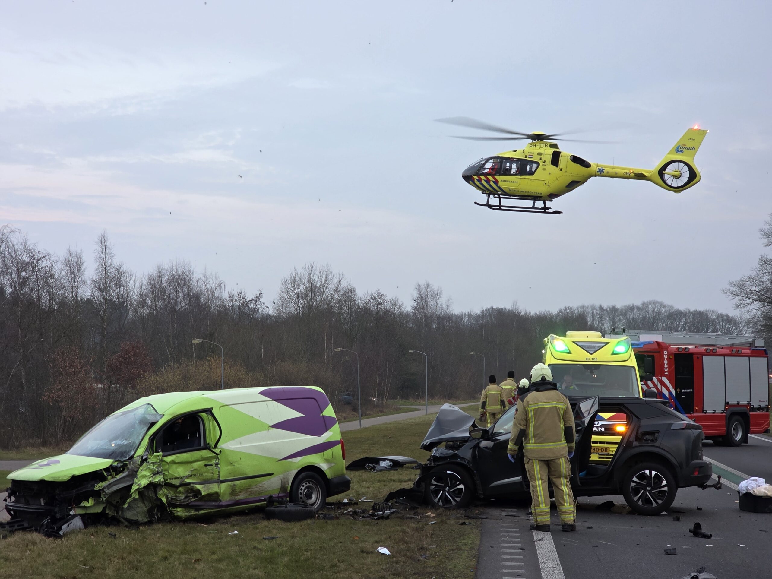 UPDATE: Autoweg al uren dicht na zwaar ongeval, drie zwaargewonden