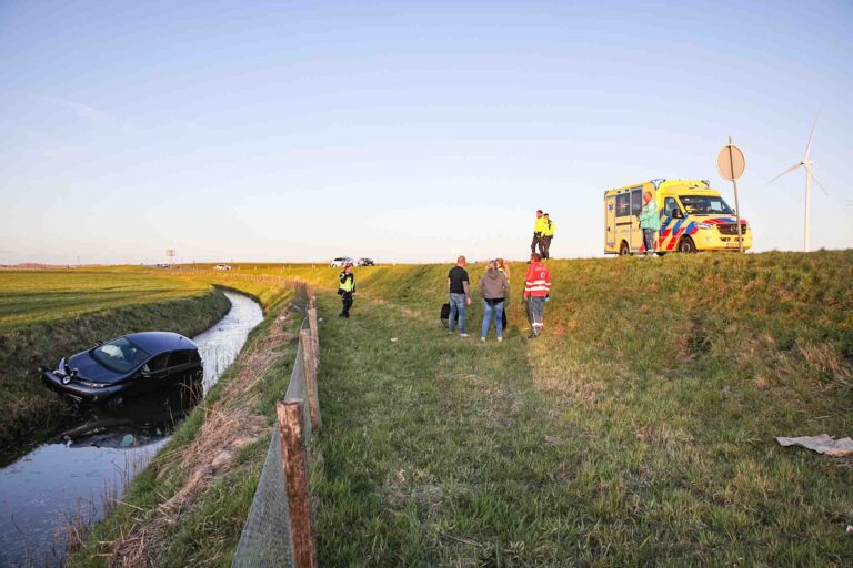 Auto raakt van de weg, twee inzittenden ongedeerd