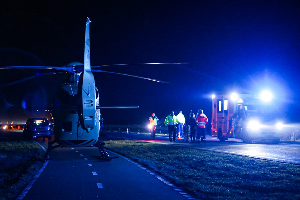 Automobilist zwaargewond na botsing tegen vangrail
