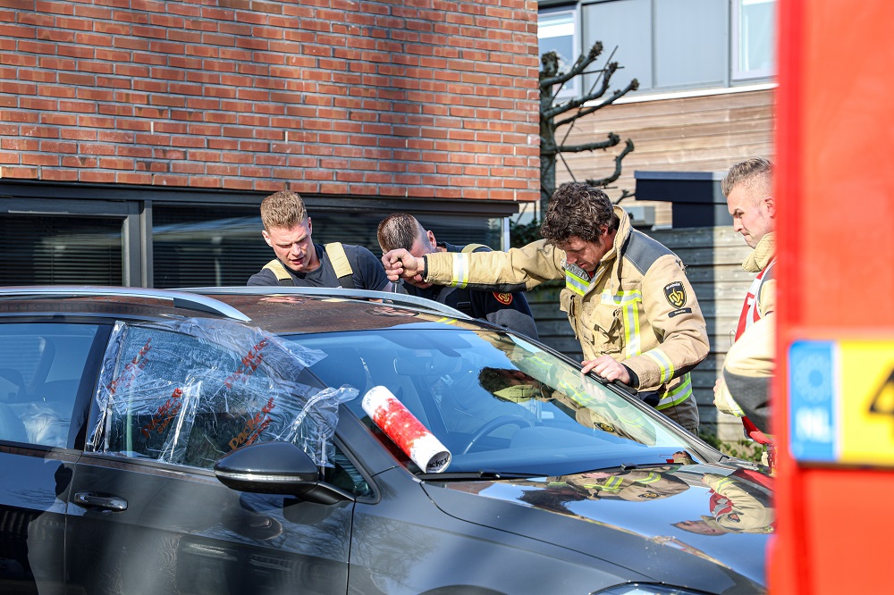 Auto valt op slot, brandweer bevrijdt kindje