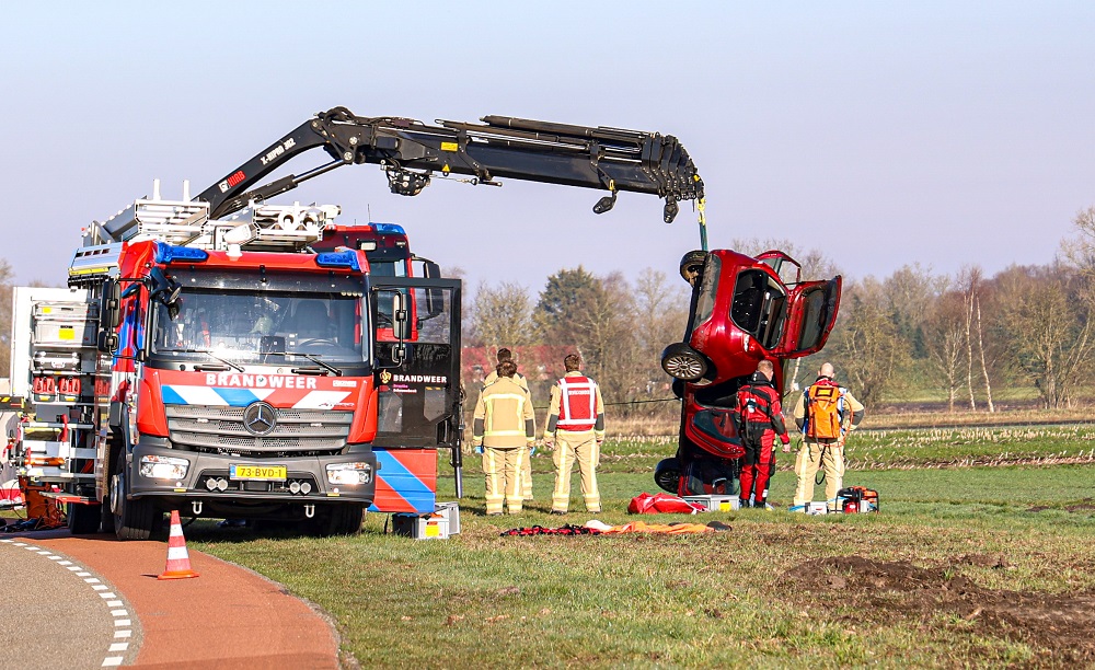 Auto op z’n kop in sloot: bestuurder ernstig gewond