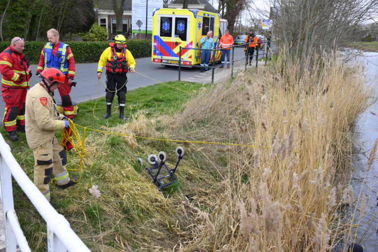 Zoektocht na vondst rollator bij water