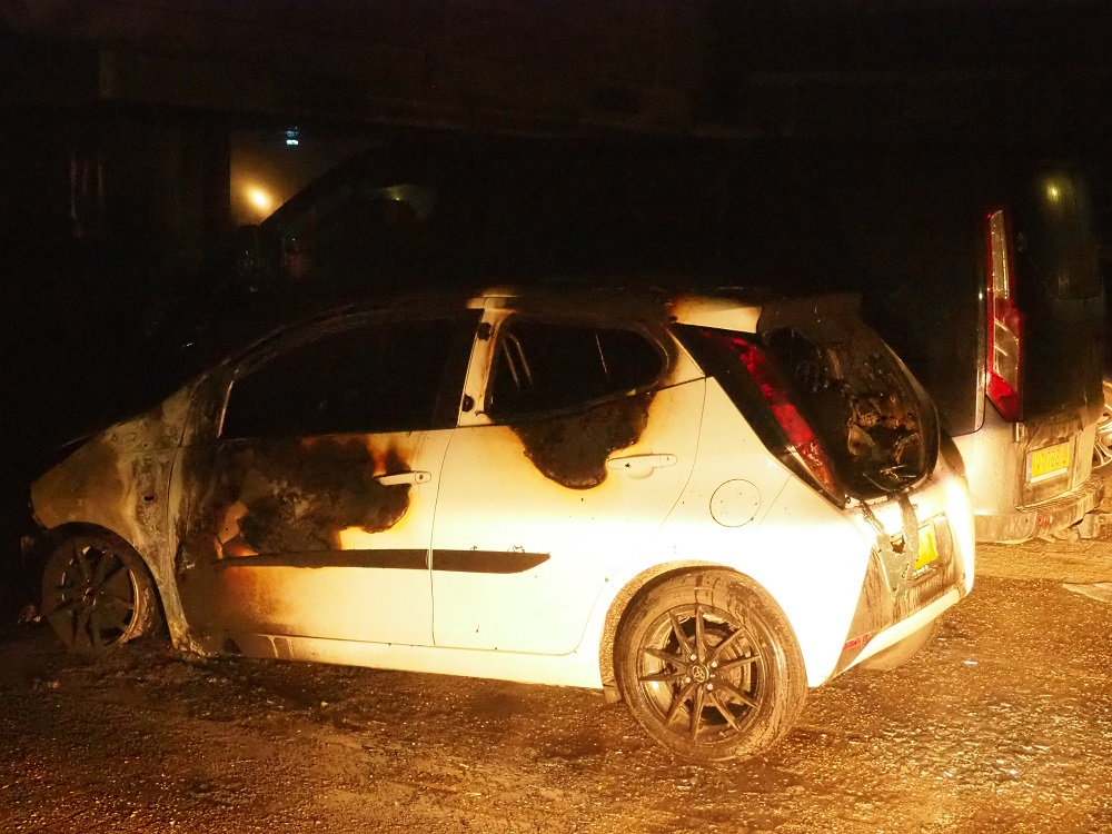 Geparkeerde auto uitgebrand