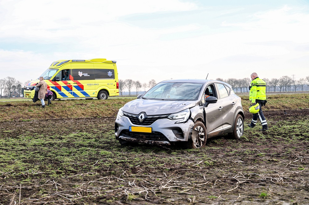 Auto belandt op akker, vrouw gewond