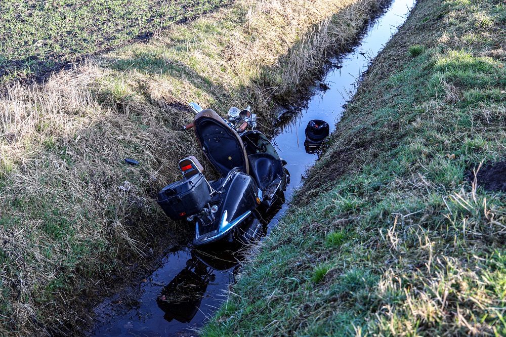 Hulpdiensten massaal uitgerukt voor scooter in sloot