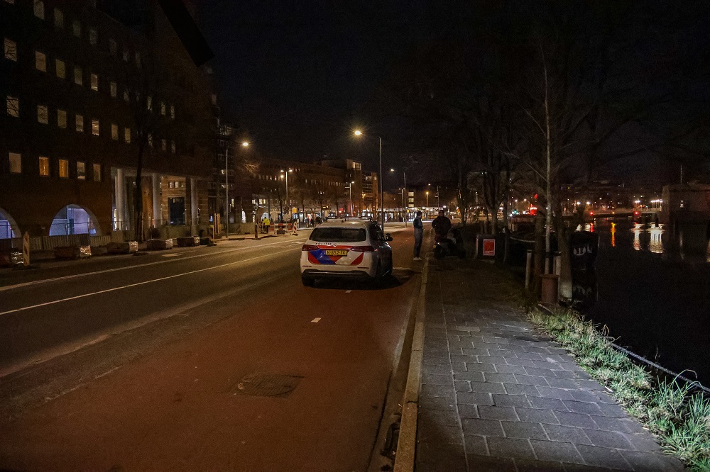Wandelaar struikelt en valt in water, omstanders schieten te hulp
