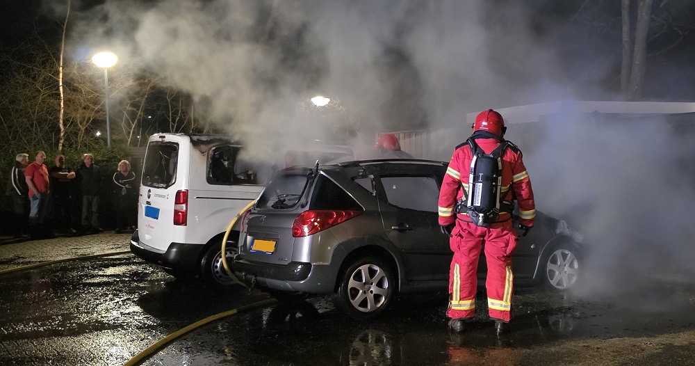 Twee auto’s en bestelbus beschadigd door brand