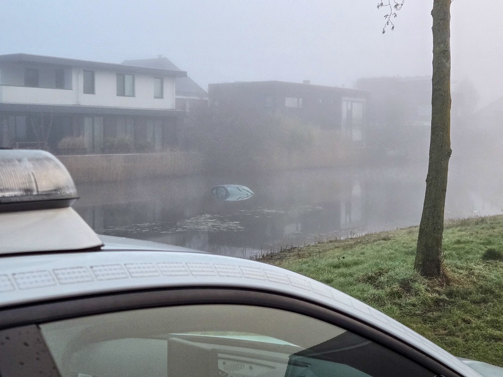 Auto rolt water in door vergeten handrem
