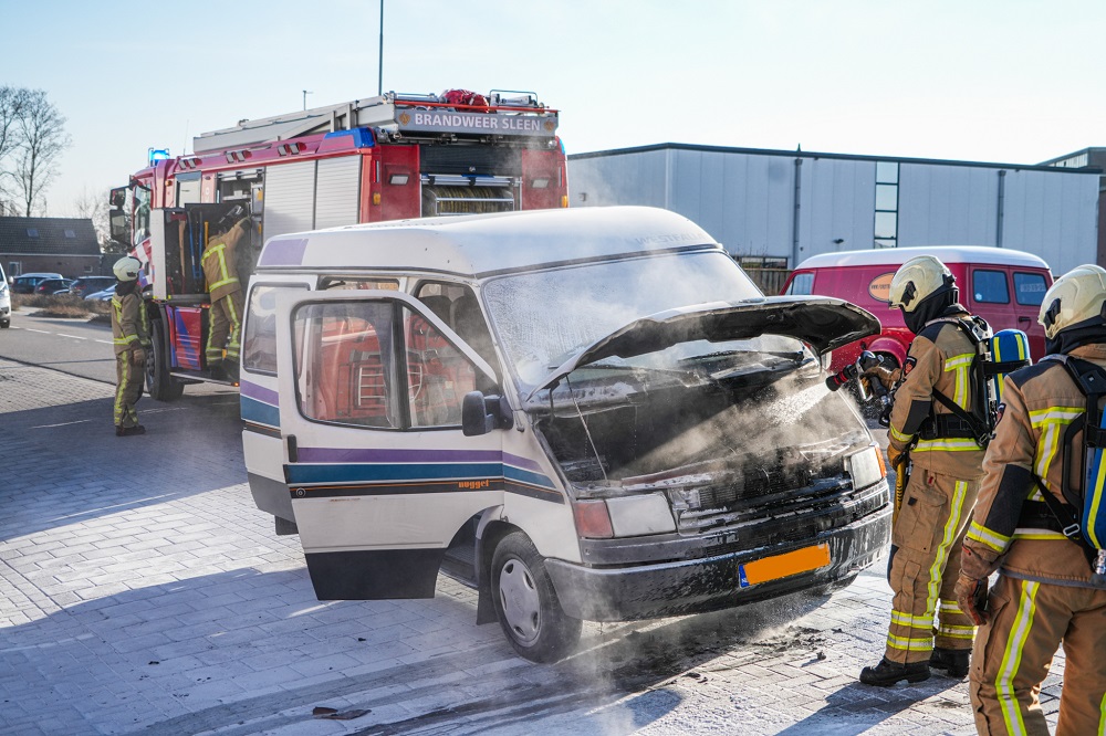 Agent en omwonenden blussen brandende buscamper