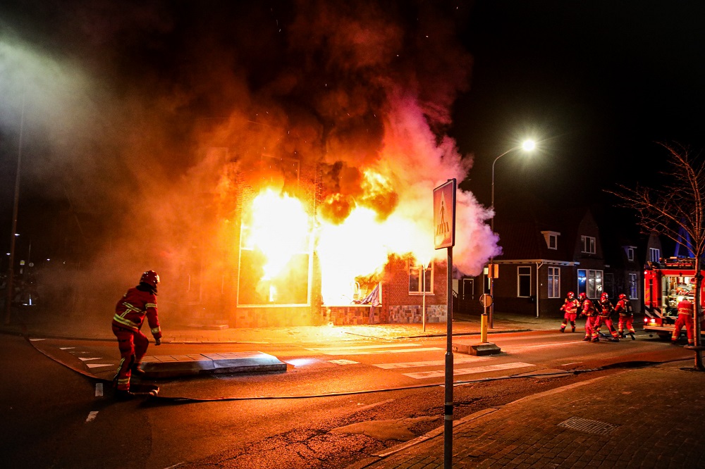Grote uitslaande brand legt pand in de as