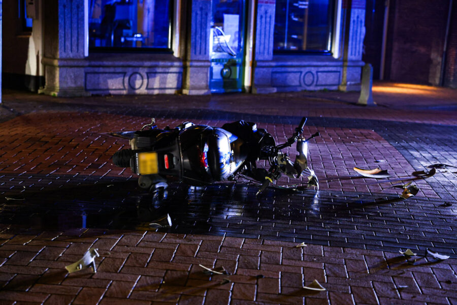 Scooterrijder raakt gewond door botsing met auto, traumahelikopter opgeroepen
