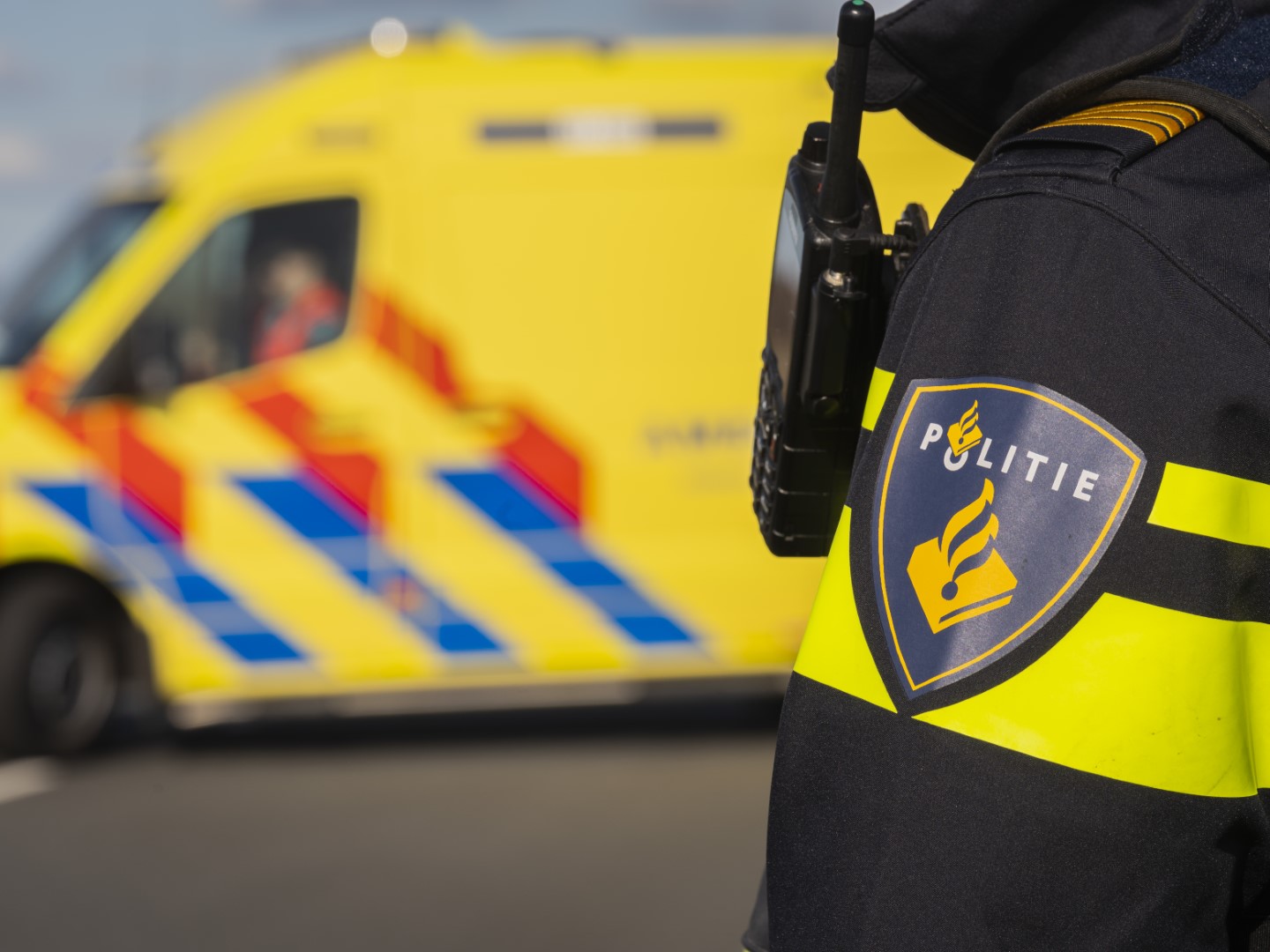 Auto rijdt onder vrachtwagentrailer bij ernstig snelwegongeval