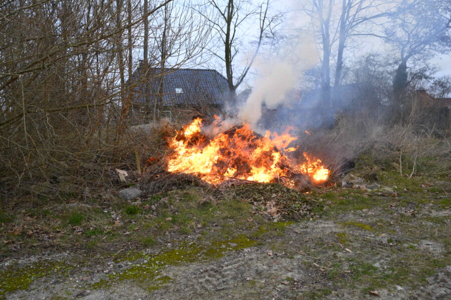Brandweer rukt uit voor in brand gestoken tuinafval - NoorderNieuws