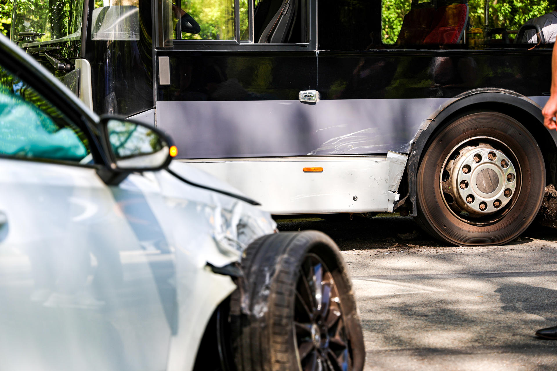 Lijnbus botst frontaal met auto: meerdere personen nagekeken door ambulancepersoneel