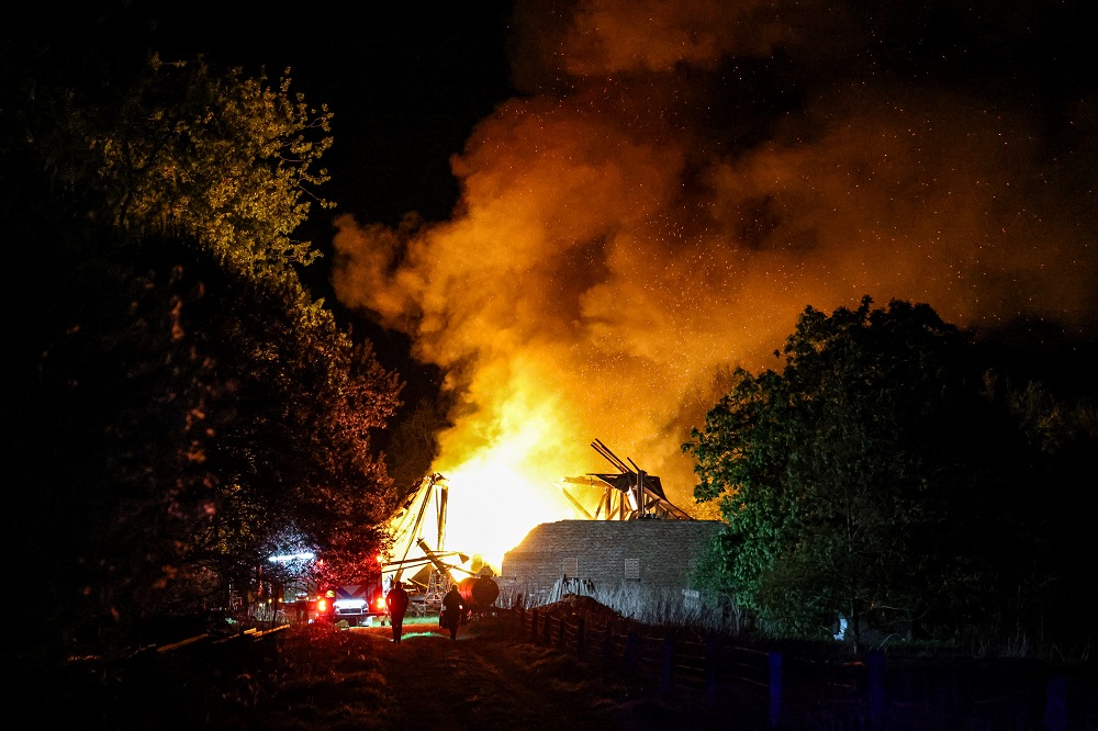 Grote brand verwoest houten schuur