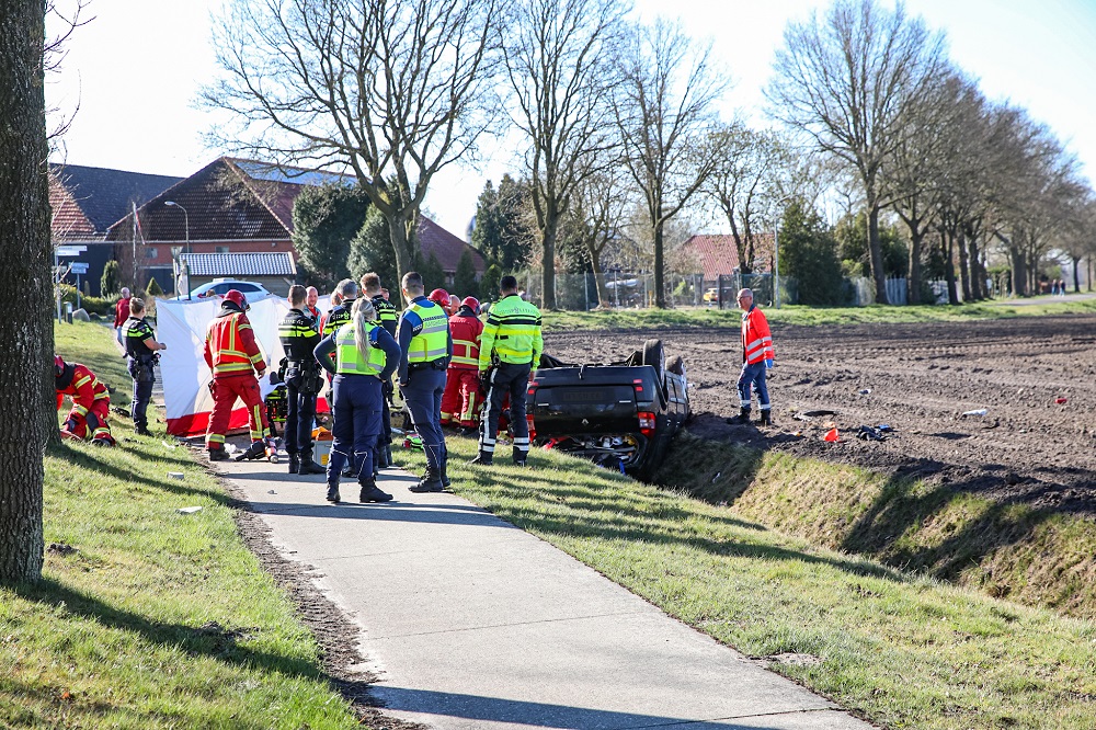 Auto op z’n kop in sloot, bestuurder door brandweer bevrijd