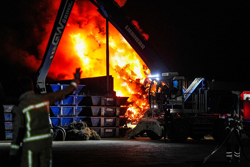 Metershoge vlammen tijdens grote brand bij metaalhandel