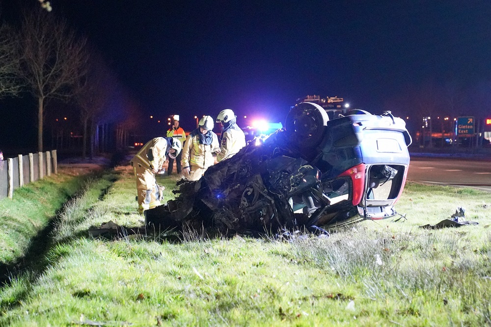 Auto botst frontaal op lijnbus, bestuurder gewond