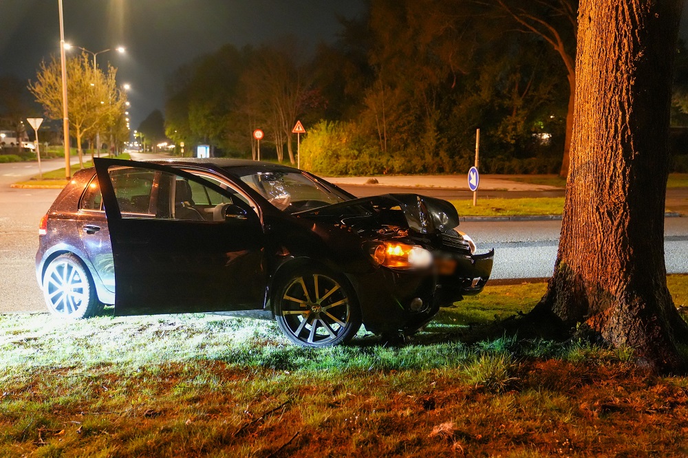 Automobilist crasht op boom, mogelijk onder invloed