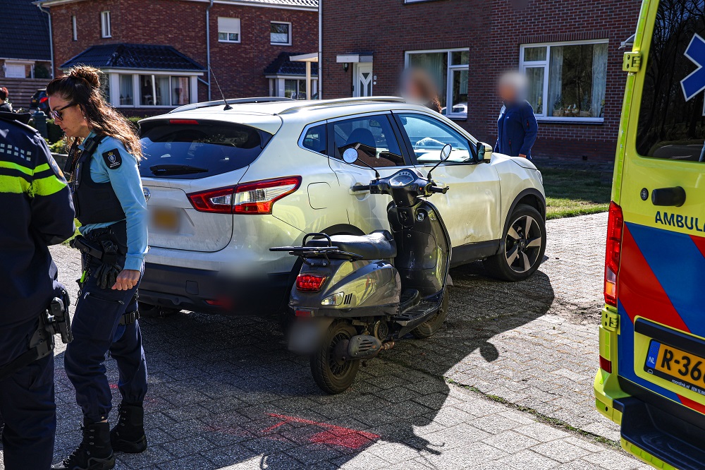 Afslaande automobilist rijdt scooterrijder aan
