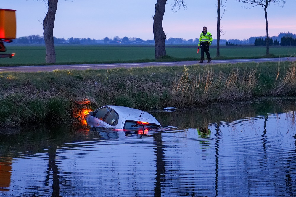 Auto raakt van de weg en belandt in water