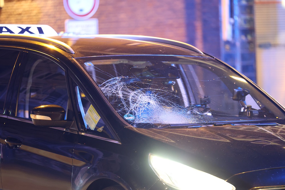 Fietser zwaargewond na botsing met taxi