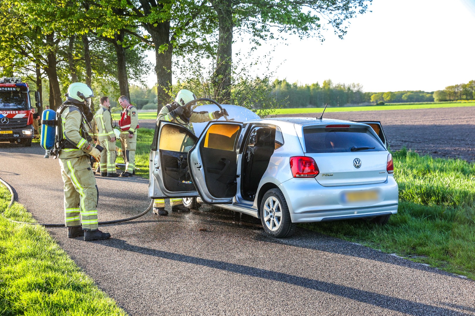 Auto vliegt in brand tijdens het rijden
