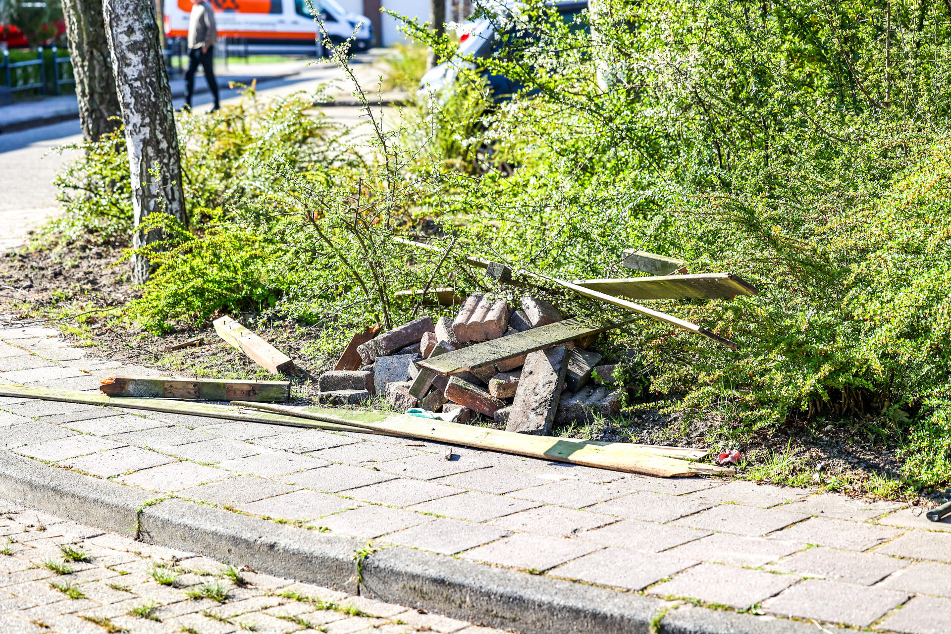 Gasleiding geraakt tijdens tuinwerkzaamheden, brandweer rukt uit