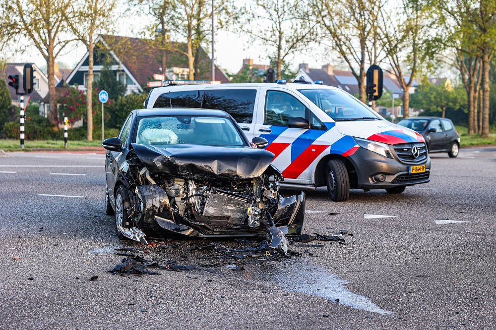 Forse schade bij ongeval; één persoon naar het ziekenhuis