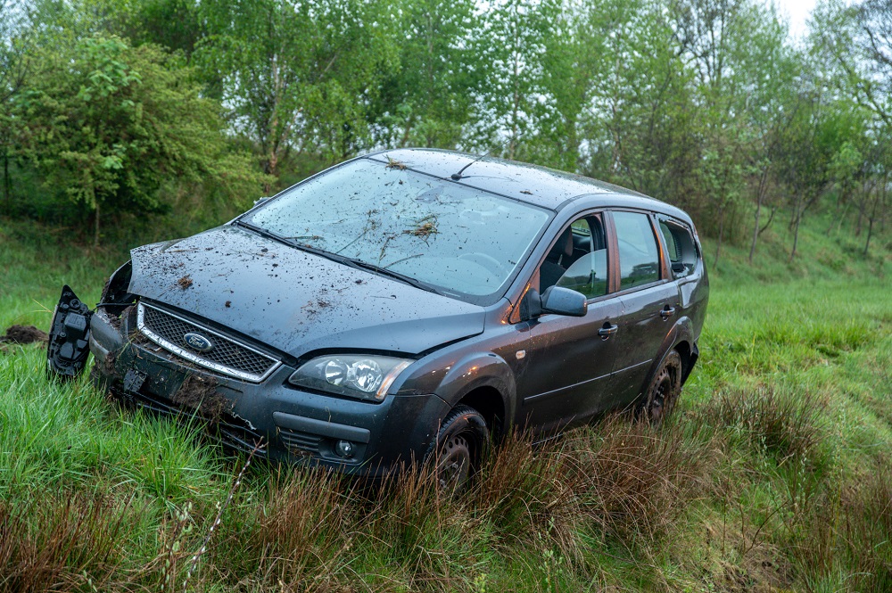 Auto raakt van de weg, bestuurder met schrik vrij